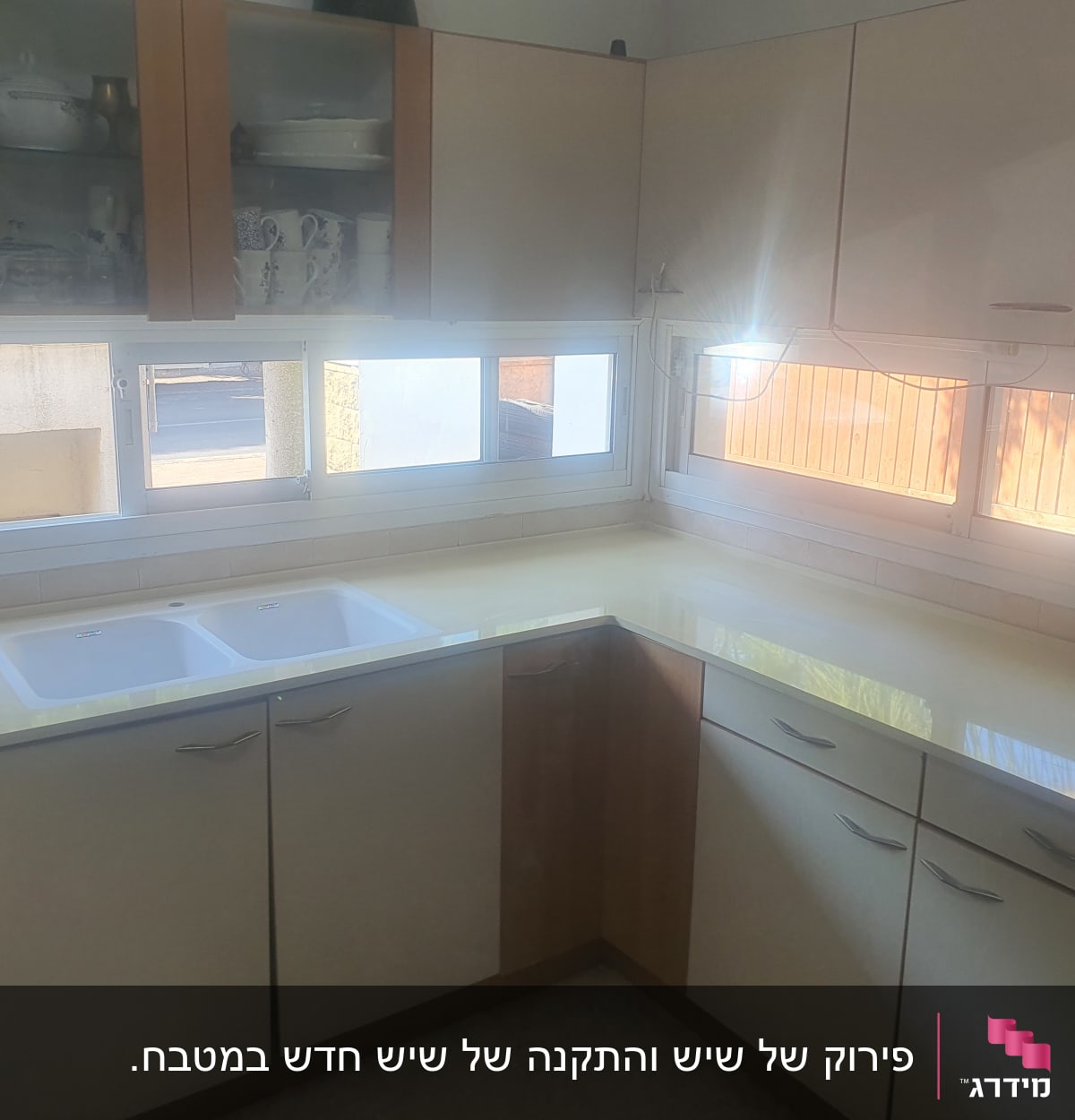 משטח שיש בהיר במטבח עם כיור כפול